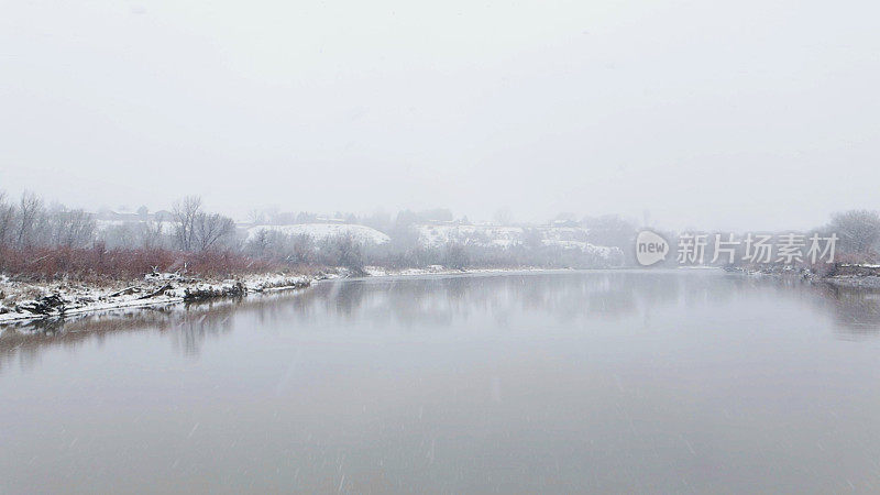 科罗拉多河冬季在流动的水上降雪的Ariel POV极端天气条件照片系列